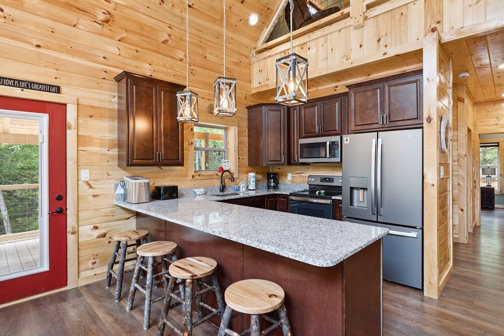 Hidden Cove Chalet 5 Bedroom Cabin by RedAwning view 2