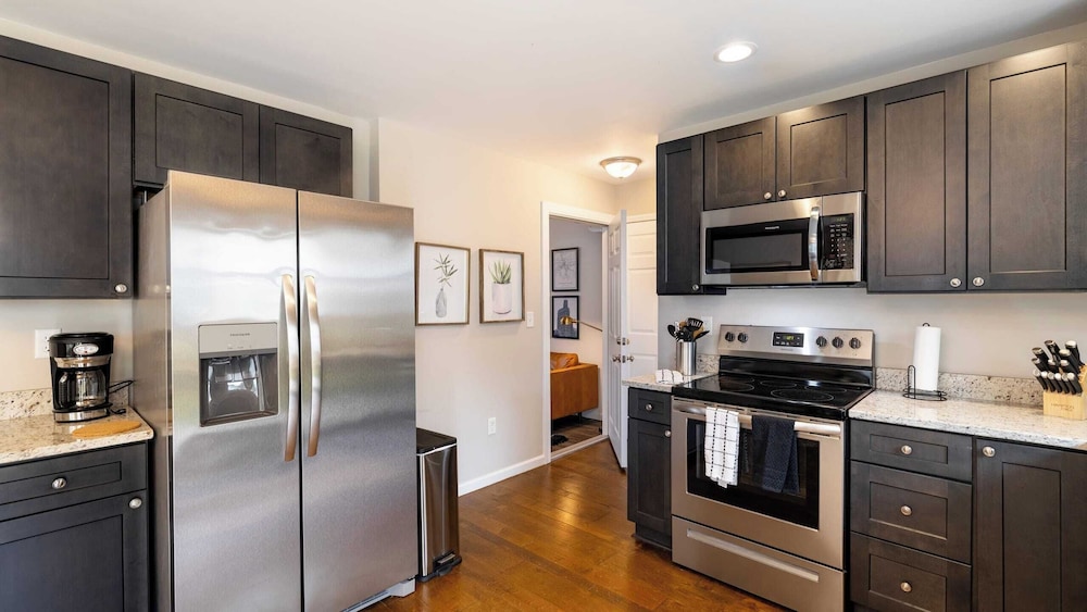 10 Townhomes, Sleeps 89 6 Mins to DT Asheville Sycamore Cove by Avantstay