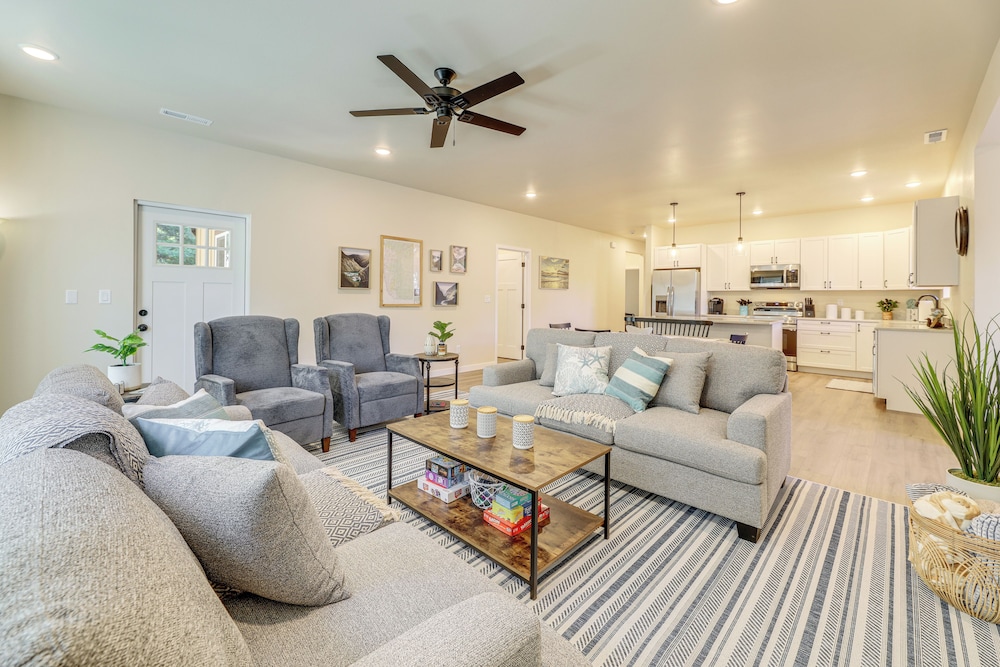 Family-friendly Florence Home: 3 Mi to the Coast!