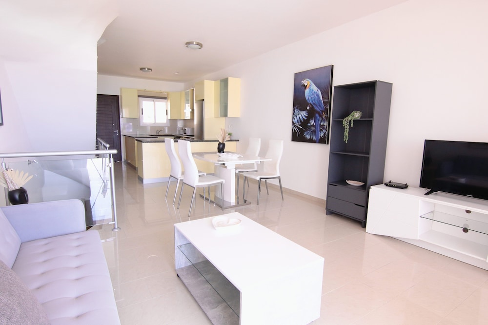 Phaedrus Living Beachfront Villa Morona