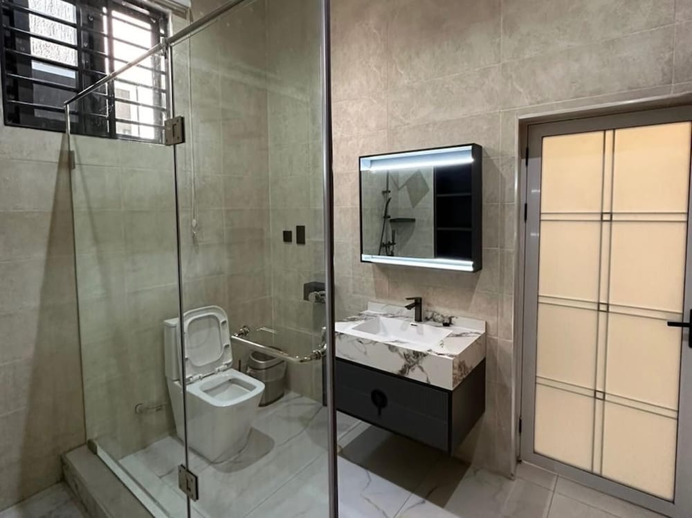2BR Apartment With Pool and Wifi Near Airport
