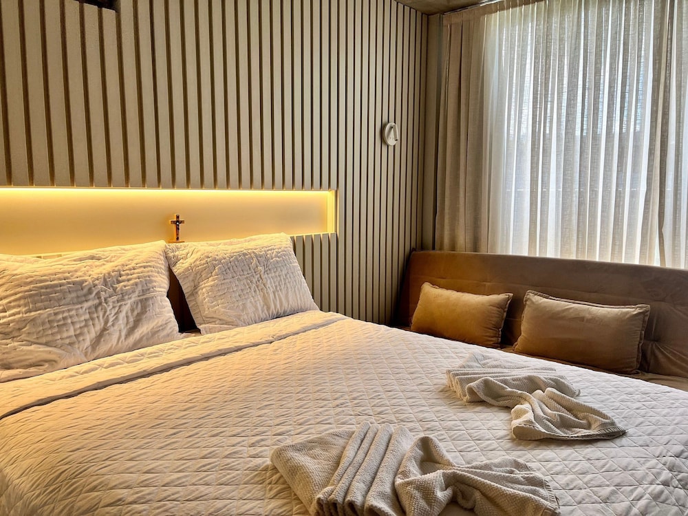 Setai Yacht Comfort II - By Almare Flats
