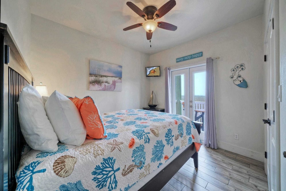 Beach Boardwalk, Pool Access & Ocean Views Coral Reef by Avantstay