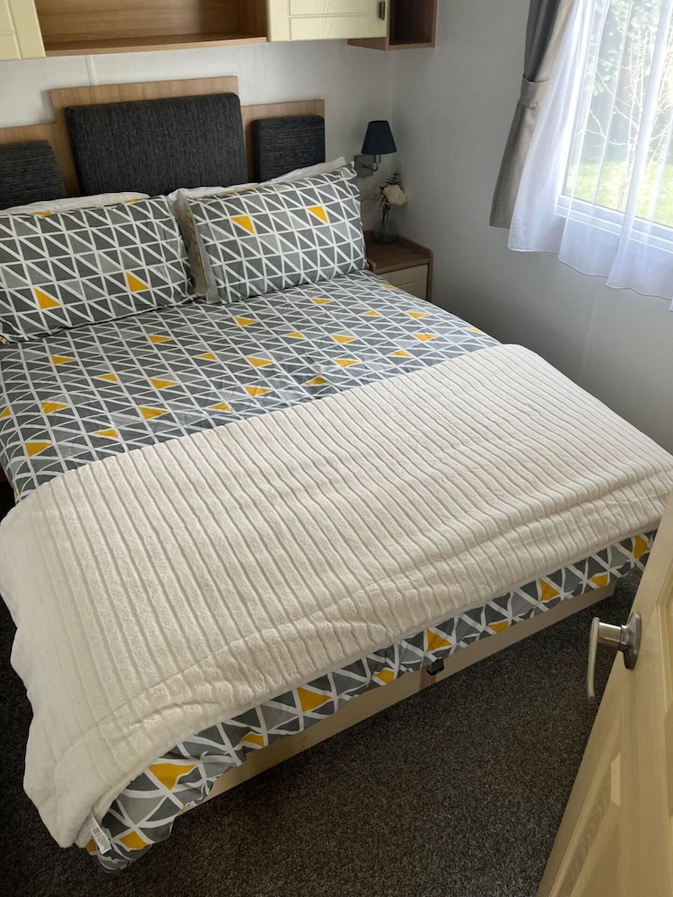 3-bed Homely Modern Caravan in Clacton-on-sea view 2