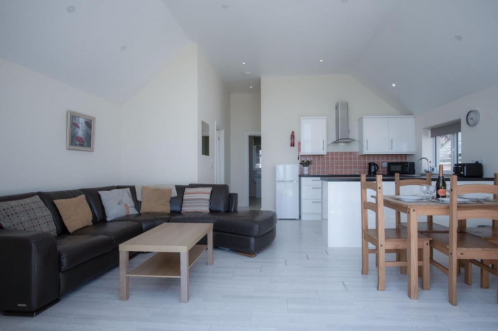 Caldey - 2 Bedroom Apartment - Pendine view 2