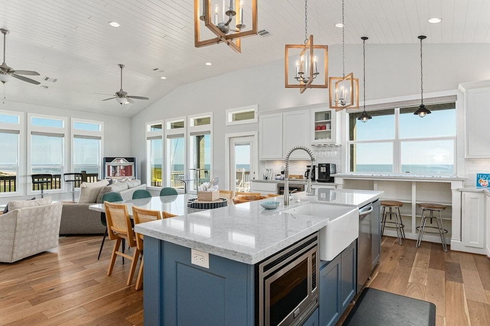 Deja Blue 5 Bedroom Home by RedAwning