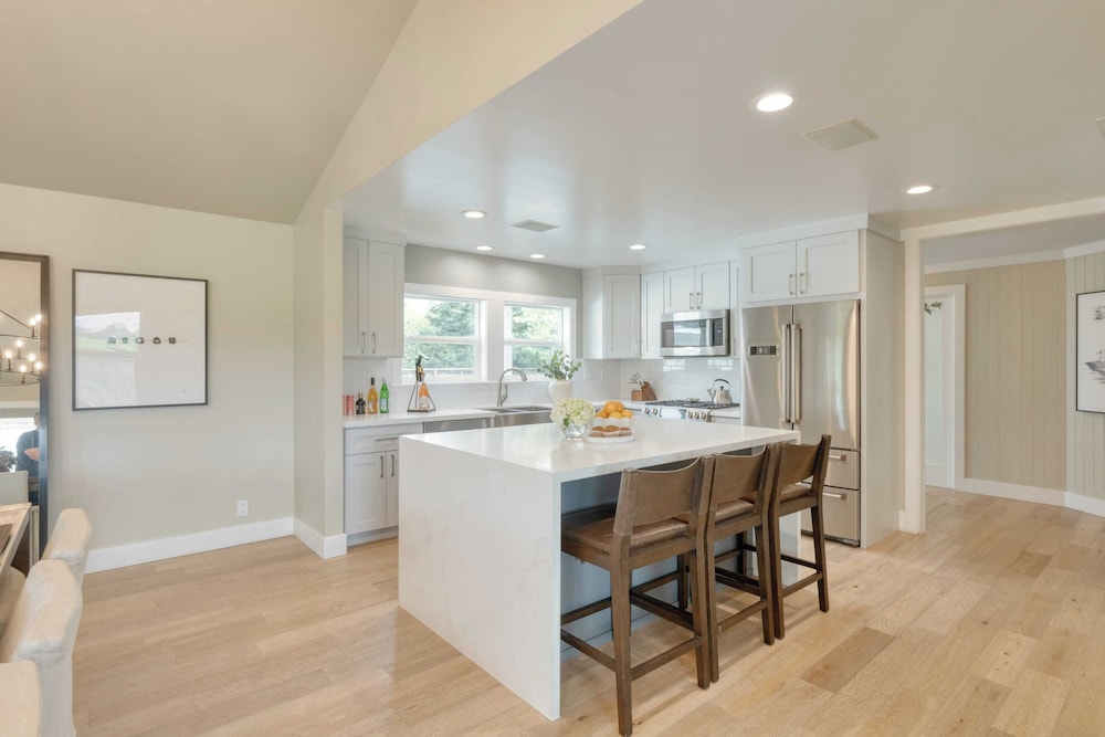 Chic Sonoma Oasis w/ Pool, Bocce, Hot Tub + Minutes to Downtown