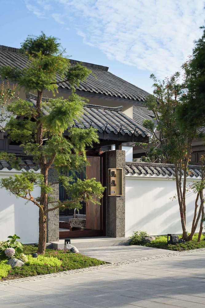 MOONRISE HOTELS & RESORTS