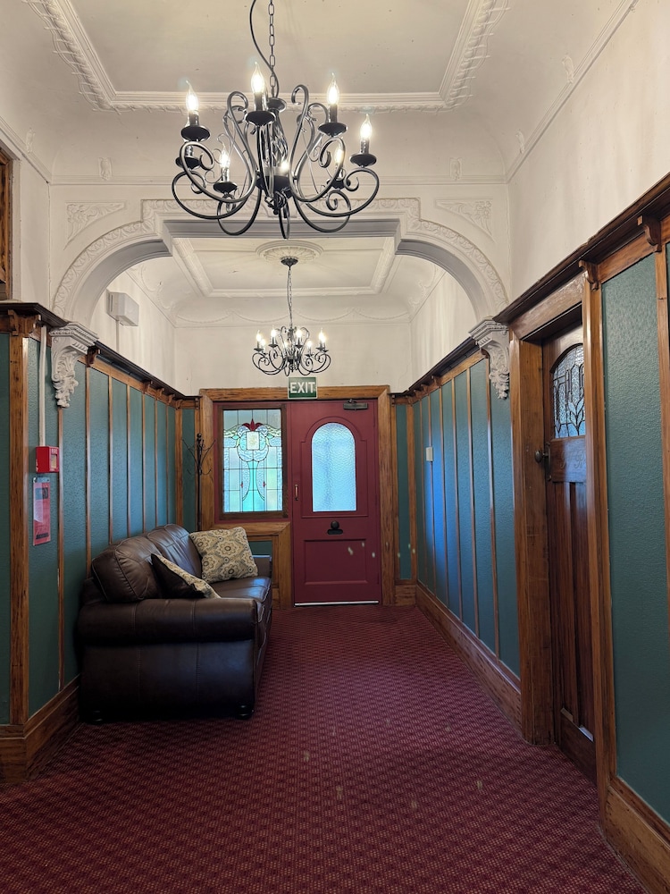 Manor on the Park Backpackers