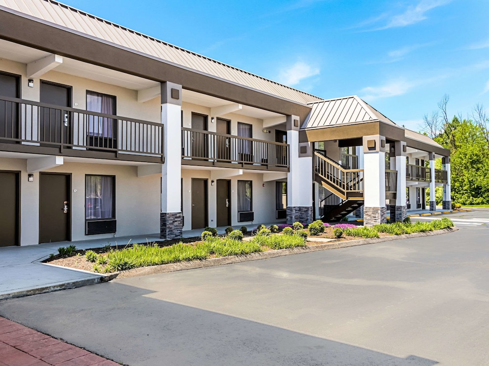 Farragut Inn & Suites view 4