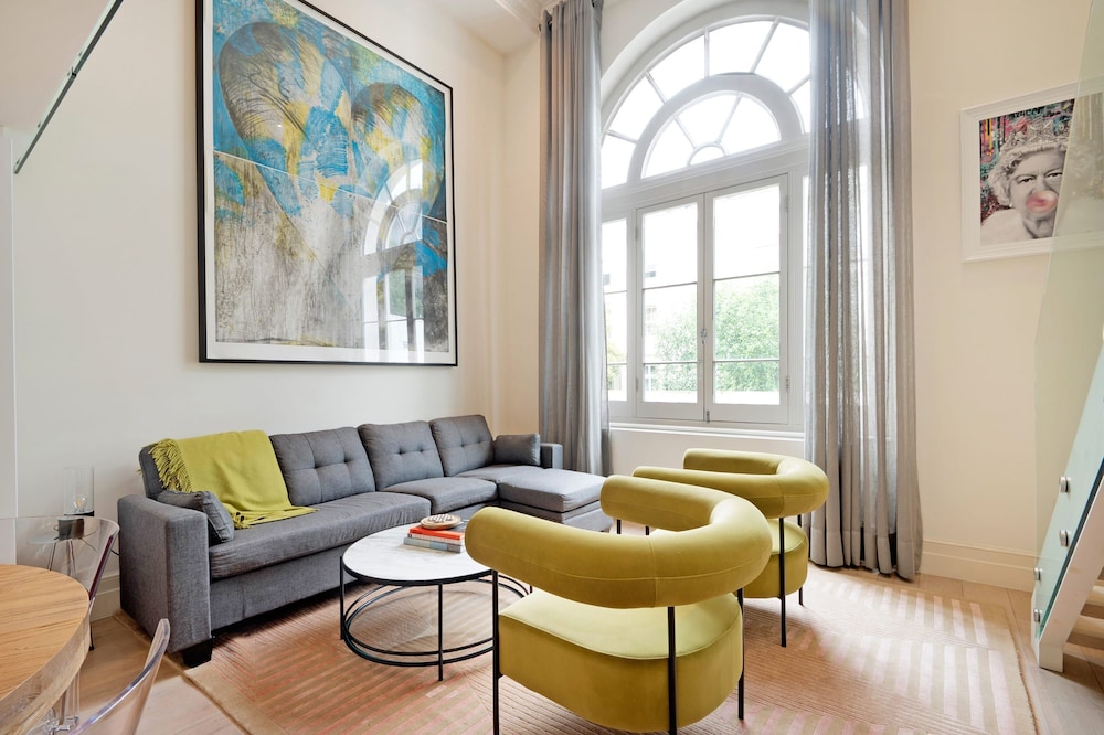 The Artists Hideaway-2 bed Mezzanine in Paddington - by Out of Office Lifestyle