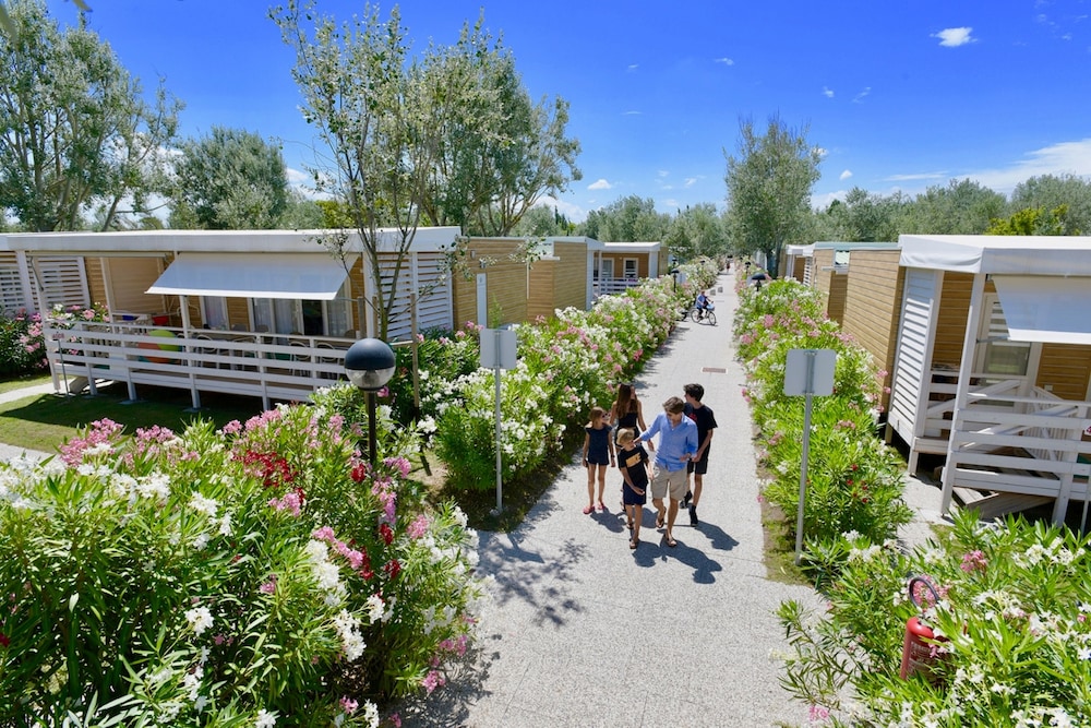Isamar Holiday Village