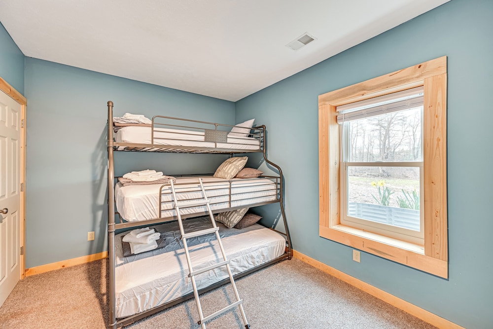 3 Mi to Dtwn: Family-friendly Home in South Haven!