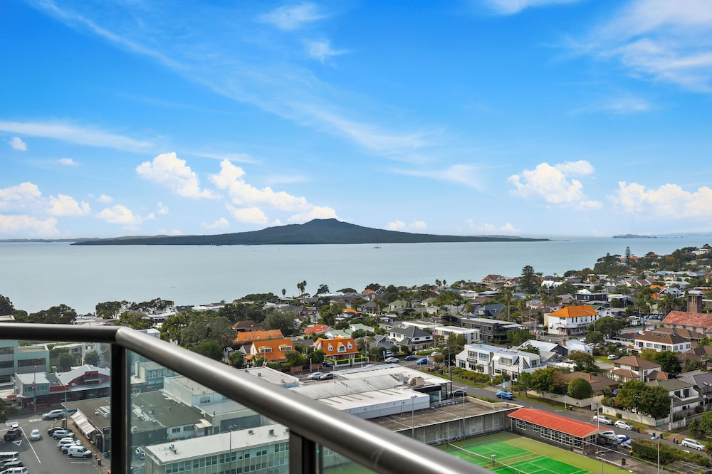 Modern 1BR w Pool/Gym Steps to Beach: Zodiak Stays