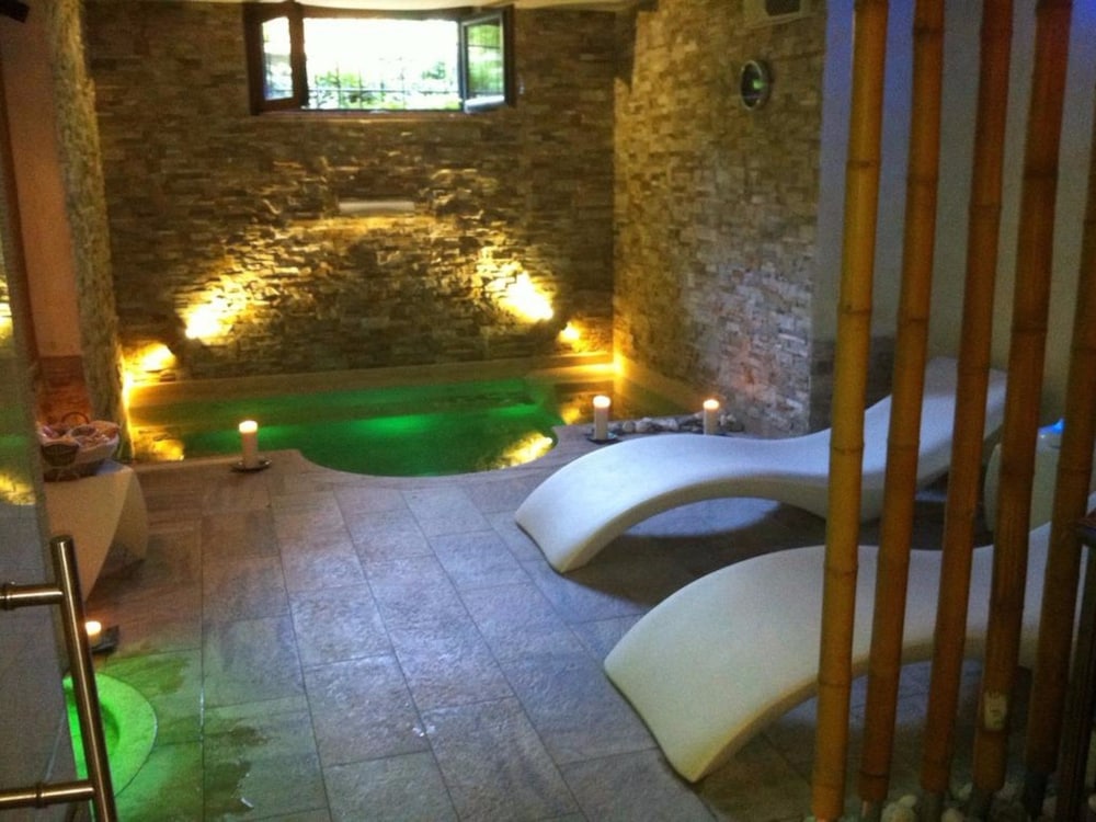 Aurelia Garden Gold Bed & Breakfast
