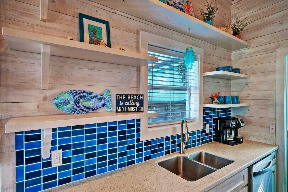 Sleeps 24, 2 Homes 2blocks to the Beach, Pool, Game Room, Patio w/ Outdoor Bar