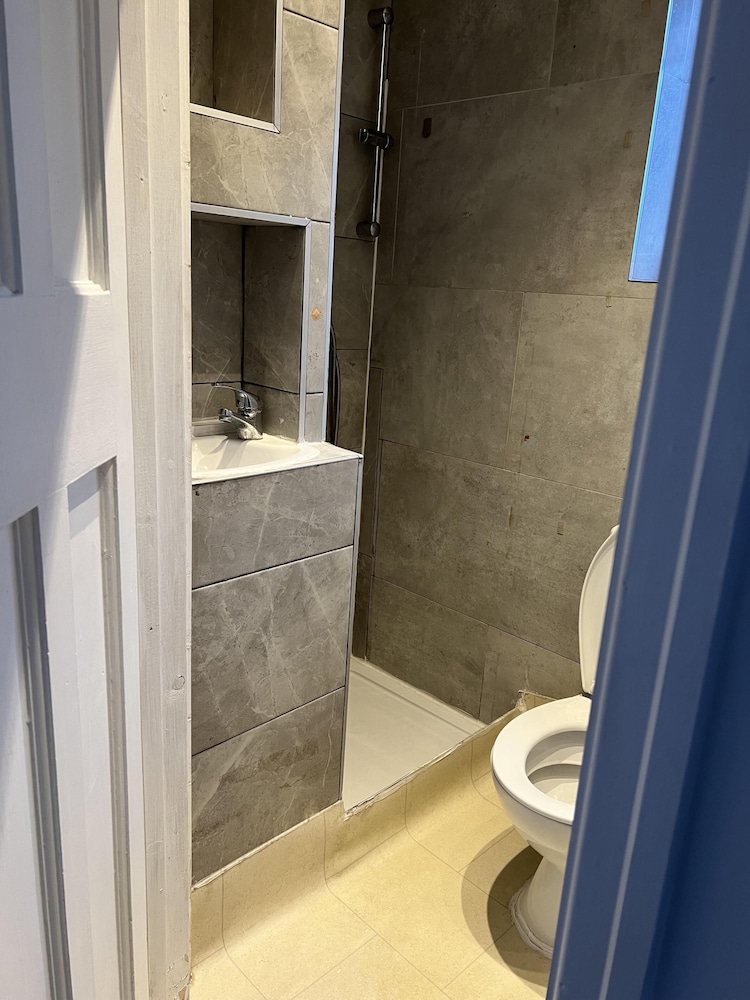 South London Single Bedroom in Mitcham view 3