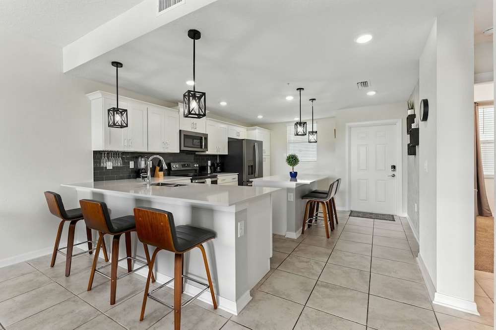 Elegant 2BR in Storey Lake Top Location