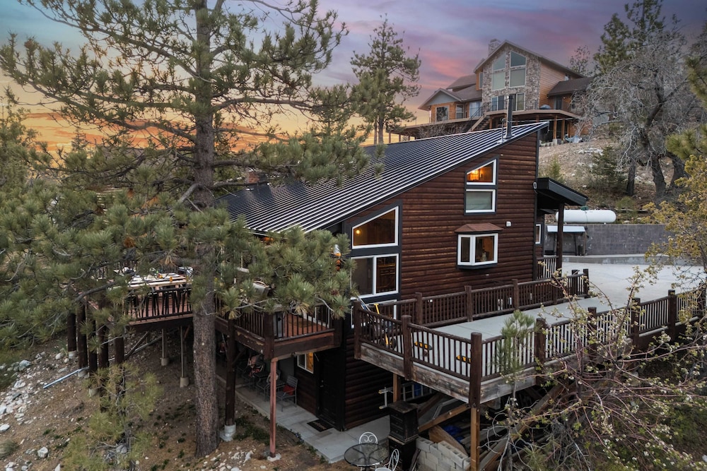 Scenic North Shore Stay w/ Games, Near Snow Summit Lakeview Lodge by Avantstay
