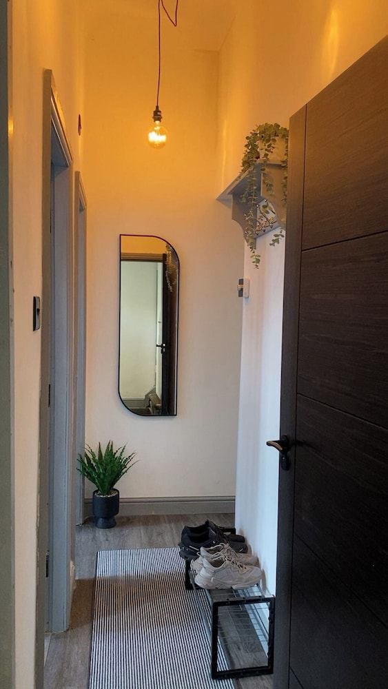 2 Bed Flat - Sleeps 5 - Parking - Wifi