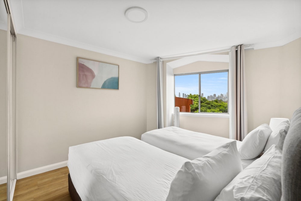 Stylish 2-bed Camperdown Apartment With Balcony