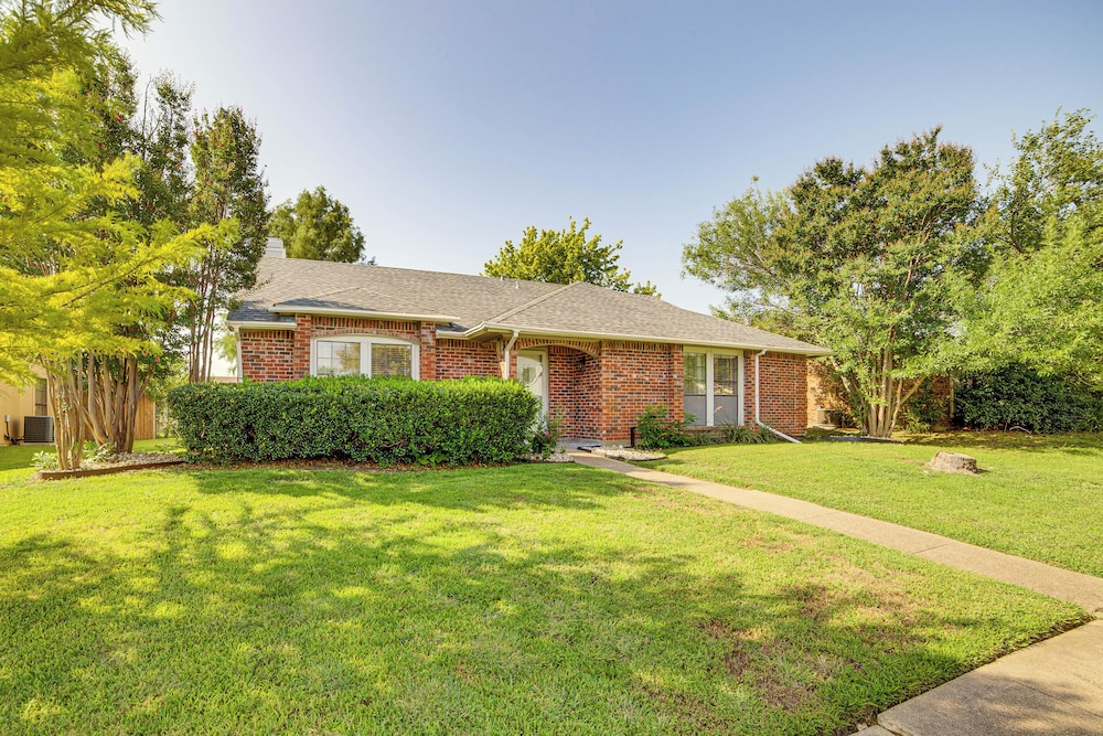 Fenced-in Yard: Home < 1 Mi to Lake Ray Hubbard!