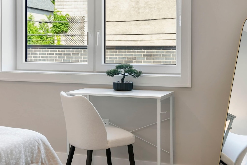 Modern 2br2ba Condo Free Parking and Balcony