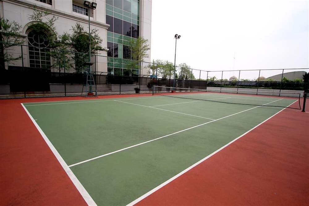 Spacious 2Br With Mall Access At Bellezza Apartment