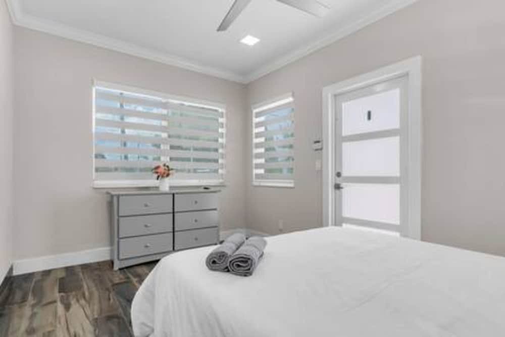 600 SW 31st Ave Pool Patio 4 Queen Beds Sleep 8 Parking