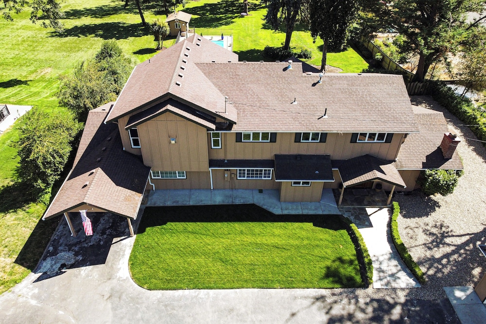 Lovely Riverfront Grants Pass Home: Pool & Hot Tub