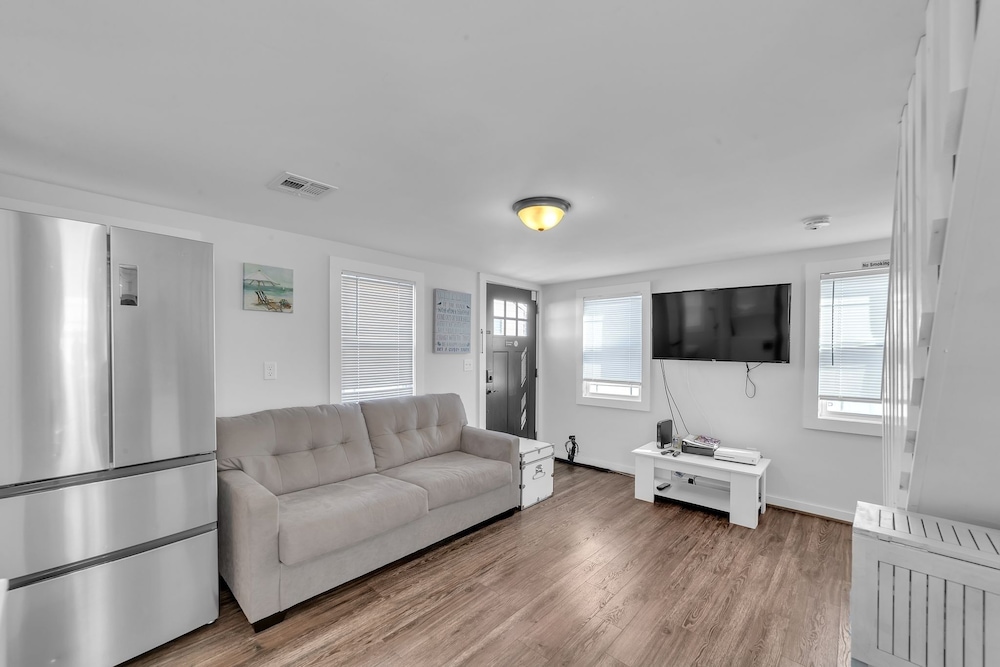 Charming 2-br Home, 4 Blocks To The Boardwalk 2 Bedroom Home