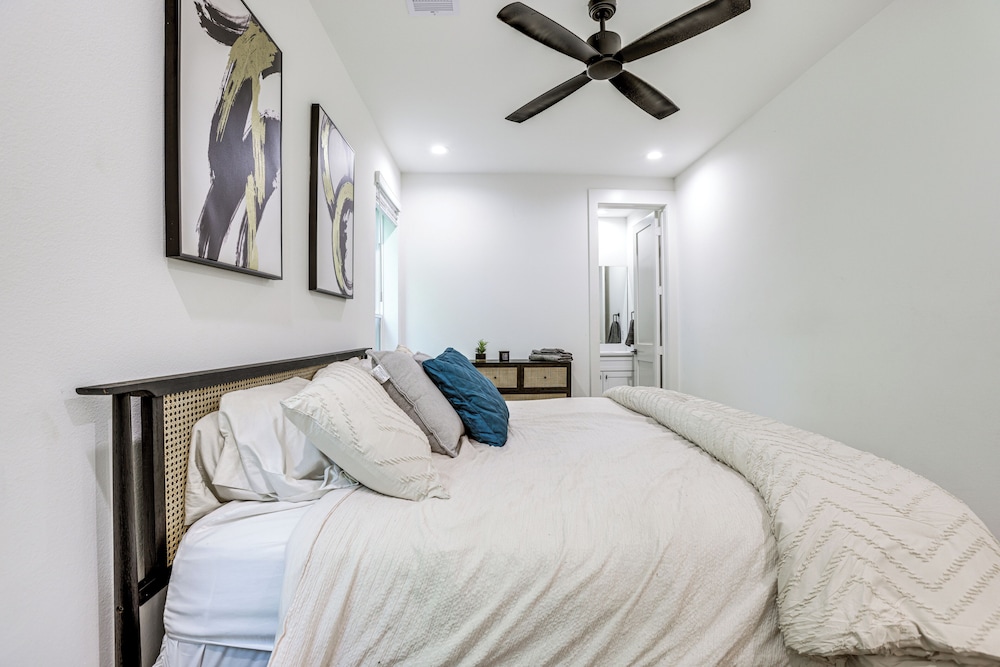 Townhome 2 Mi to Hermann Park, Zoo & Museums!