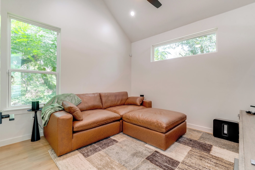 Near Restaurants & Parks: Home 3 Mi to Dtwn Austin