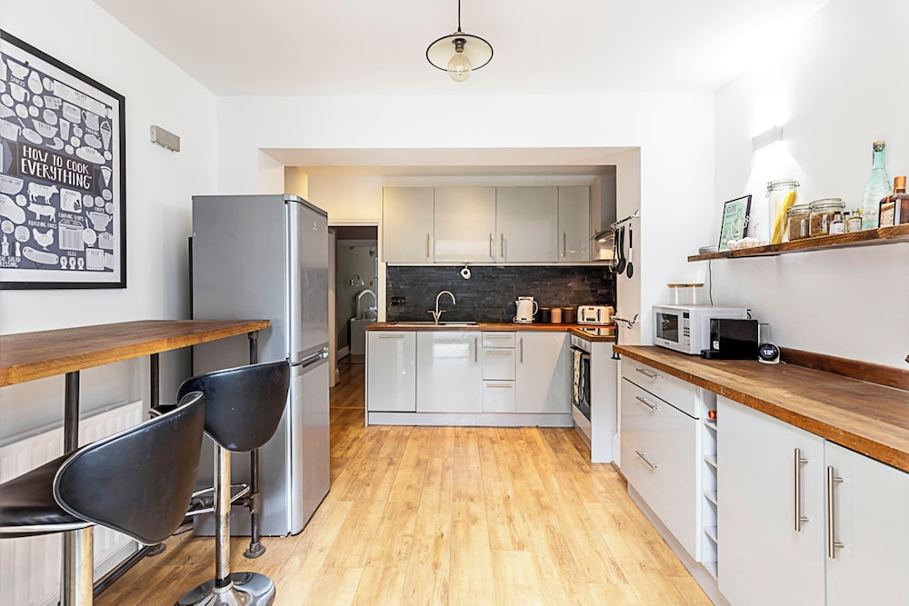 Cosy and Modern Battersea Home