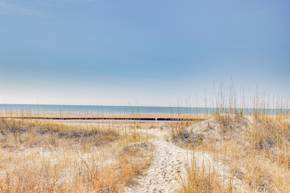 Steps to Sand! Condo w/ 2 Pools in Atlantic Beach