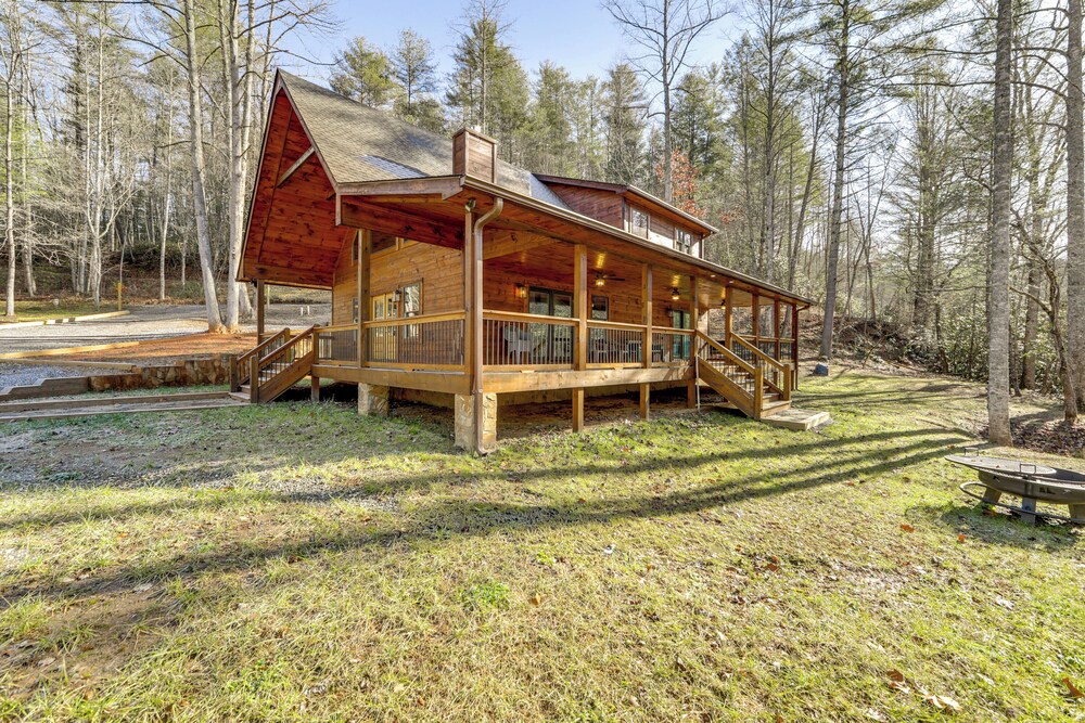 Riverfront Cabin w/ Mtn Views in Robbinsville