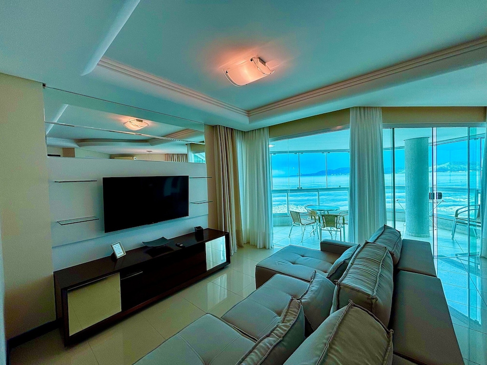 Apt w/ Gourmet Balcony Oceanfront Rkr0502