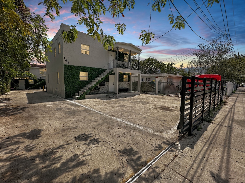 4 to 14 Guests 2 Kitchens Deco Retreat BBQ Patio