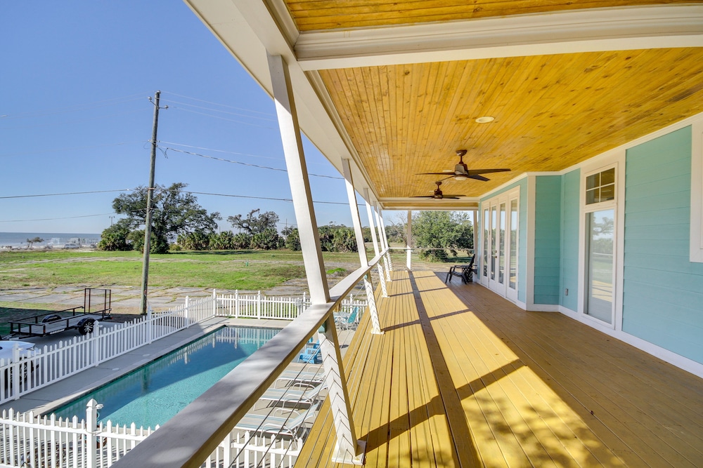 Walk to Beach: Stunning Gulfport Getaway