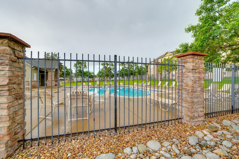 16 Mi to Dia: Townhome w/ Fireplace in Aurora