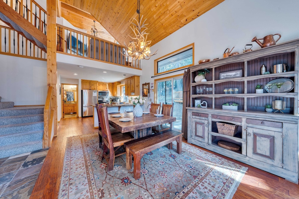 Cozy Escape w/ Hot Tub + Deck & Access to Tahoe Donner & Skiing Alpenglow Chalet by Avantstay