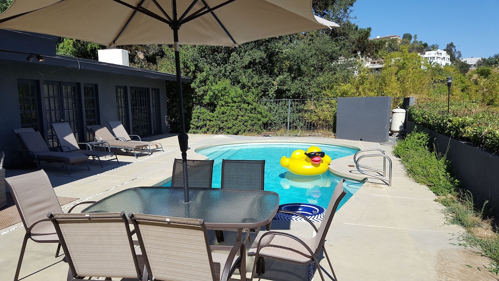 Hotel 4 Bedroom Celebrity House with Pool & City View - Image 1