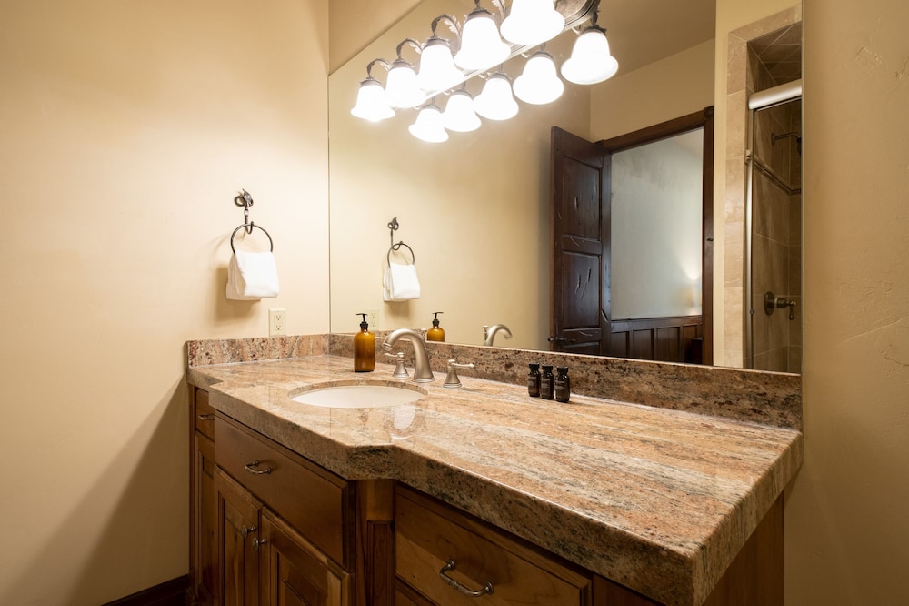 High Meadow by Avantstay Alpine Views w Indoor Pool Hot Tub Open Floor Plan