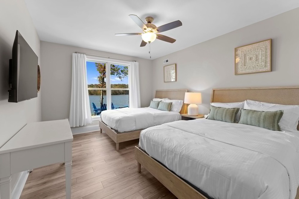 Sunset Pointe by Avantstay Waterfront Beach Fire Pit Sleeps 14 5bdr 4BA