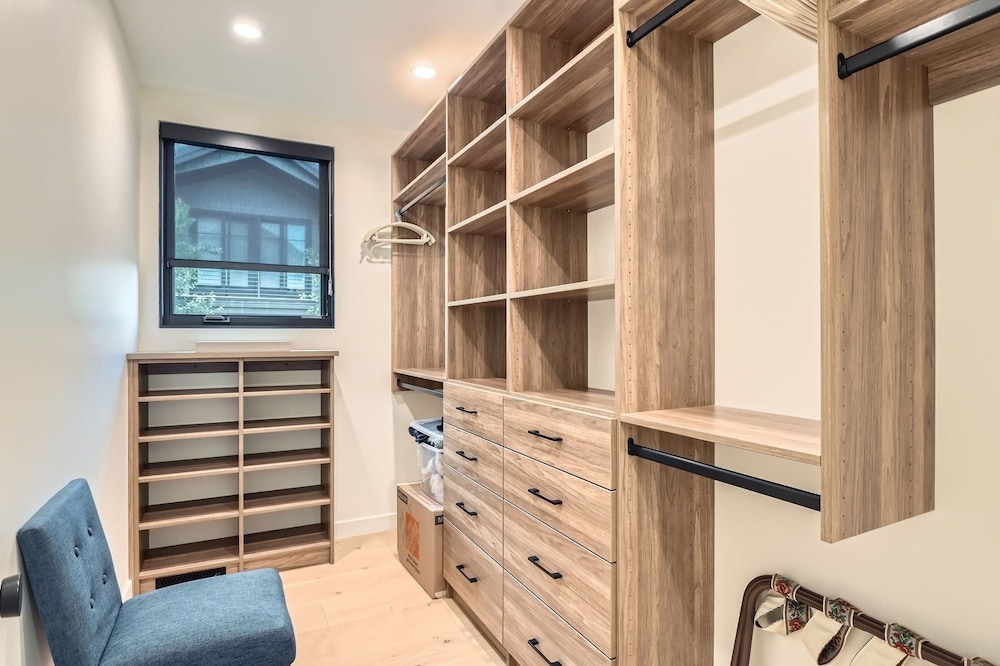 Park City Perfection On Lowell! 1063 4 Bedroom Home