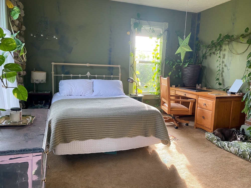 Upstairs at Thevictorian - Lush Walkable and Dog-friendly Retreat - Steps From Downtown Bellingham