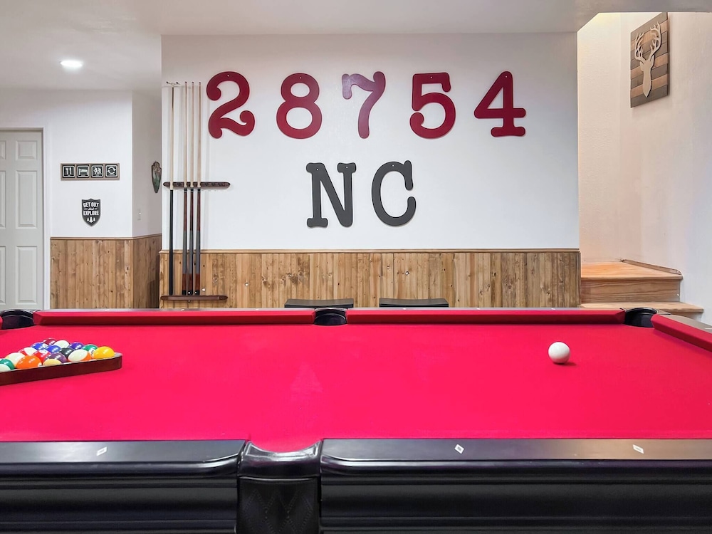 3 Kings 4 Bunks-sleeps 10-smart TV X6-parking out Front-full Kitchen-hot Tub