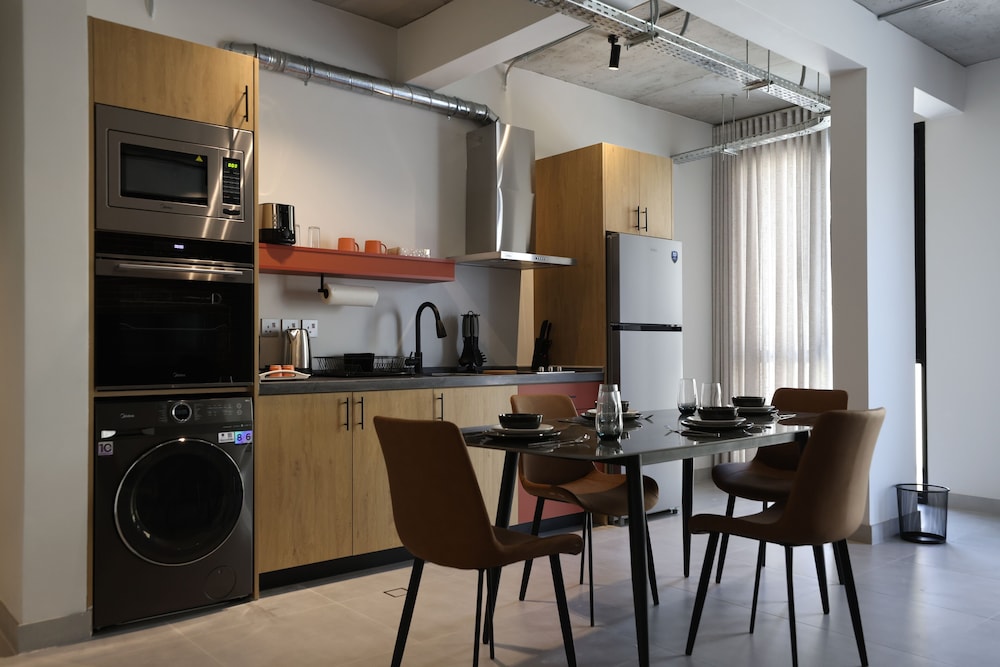 C LIVING 3 - ALMALQA