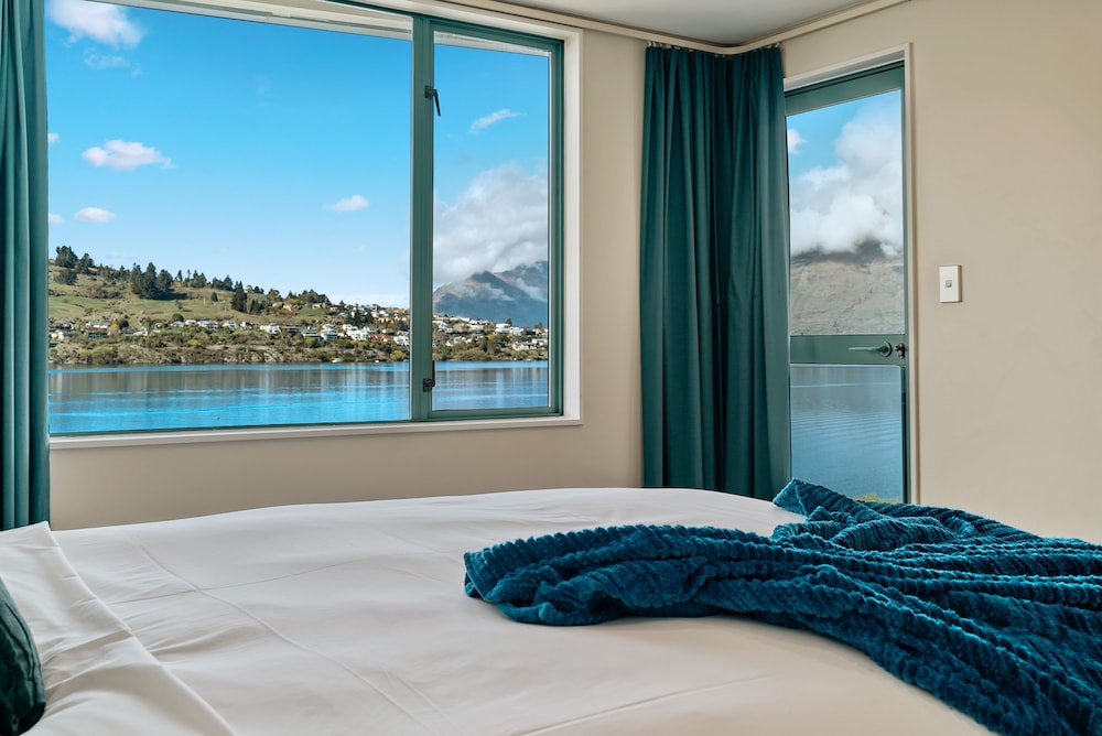 LAKEFRONT LIVING AT REMARKABLES - WEST view 4