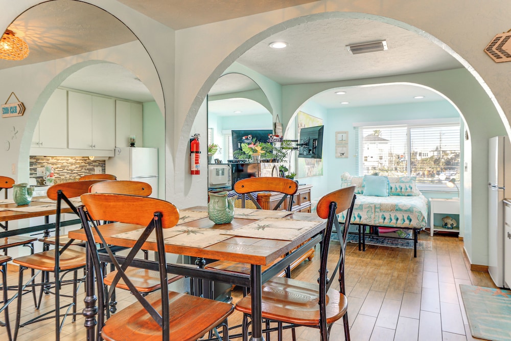 Steps to Beach: Bradenton Beach Condo w/ Deck